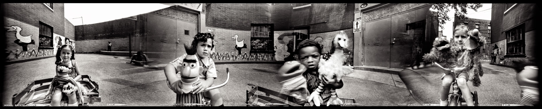 45_Puppets_Schoolyard_SouthPhilly_1973_bw